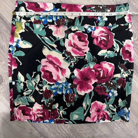 Forever 21 Floral mini skirt - Picture 2 of 4